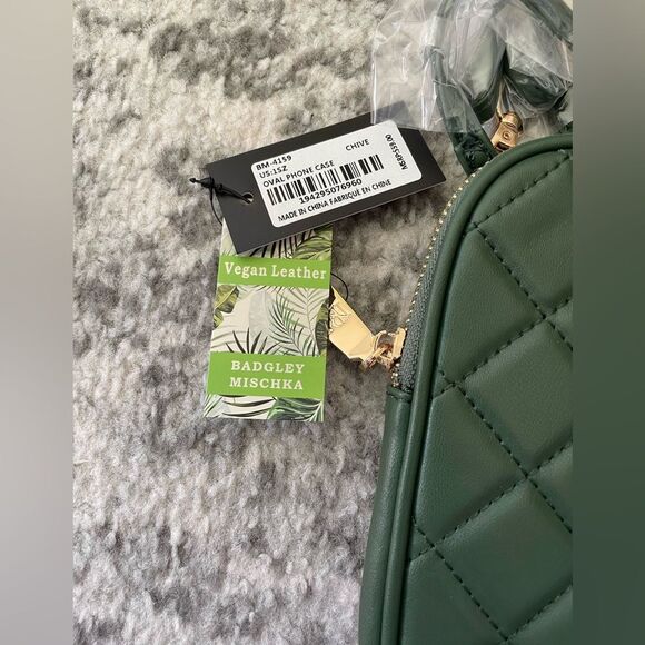 Badgley Mischka Diamond Quilted Oval Crossbody Phone Case in chive NWT - Picture 7 of 9